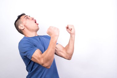 Neşeli bir adam bir şey kutluyor.