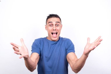 Neşeli bir adam bir şey kutluyor.