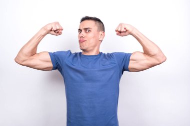 Adam pazılarını çıkarıyor.