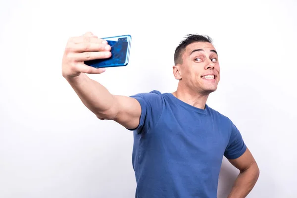 Adam selfie çekiyor.