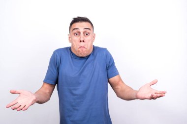 Şüpheci adam. Beyaz arkaplan, orta çekim