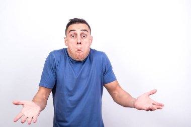 Şüpheci adam. Beyaz arkaplan, orta çekim