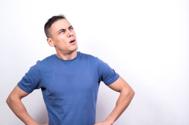 Şüpheci adam. Beyaz arkaplan, orta çekim