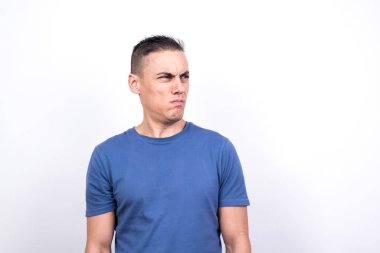 Şüpheci adam. Beyaz arkaplan, orta çekim