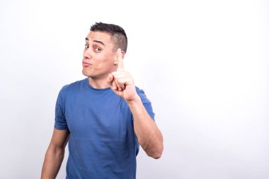 Zeki adammış. Beyaz arkaplan, orta çekim