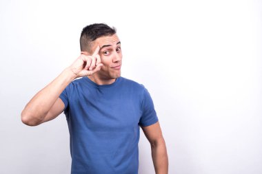 Zeki adammış. Beyaz arkaplan, orta çekim