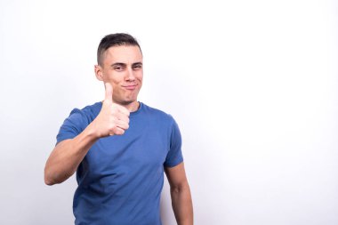 Tatmin olmuş bir adam. Beyaz arkaplan, orta çekim