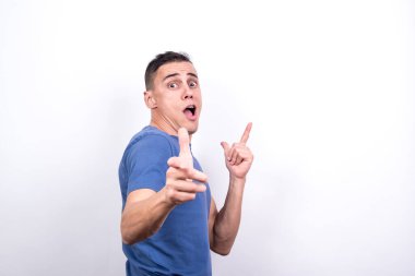 Tatmin olmuş bir adam. Beyaz arkaplan, orta çekim