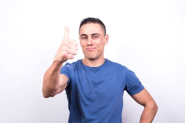 Tatmin olmuş bir adam. Beyaz arkaplan, orta çekim