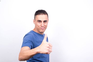 Tatmin olmuş bir adam. Beyaz arkaplan, orta çekim