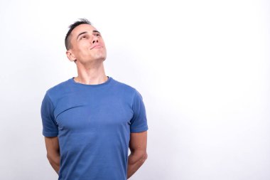 İyimser adam. Beyaz arkaplan, orta çekim