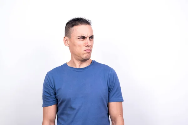 Şüpheci adam. Beyaz arkaplan, orta çekim