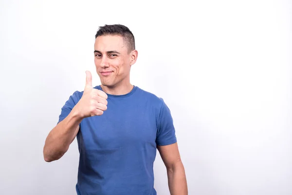 Tatmin olmuş bir adam. Beyaz arkaplan, orta çekim