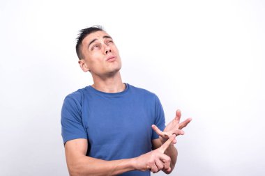 Parmaklarına güvenen bir adam. Beyaz arkaplan, orta çekim