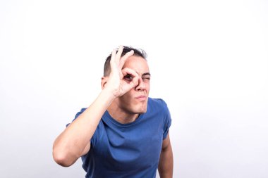 Casusluk yapan adam. Beyaz arkaplan, orta çekim