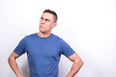 Düşünceli adam. Beyaz arkaplan, orta çekim