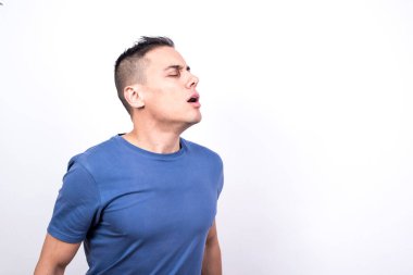 Zevk duyan bir adam. Beyaz arkaplan, orta çekim