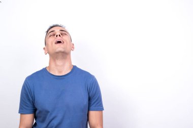 Zevk duyan bir adam. Beyaz arkaplan, orta çekim