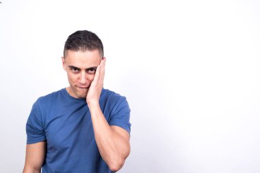 Zevk duyan bir adam. Beyaz arkaplan, orta çekim