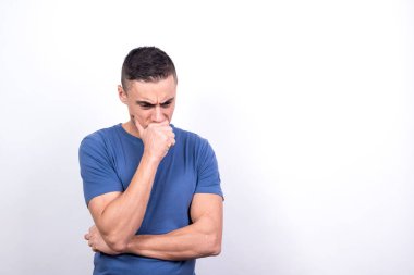 Endişeli adam. Beyaz arkaplan, orta çekim