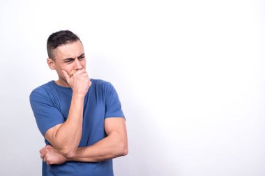 Endişeli adam. Beyaz arkaplan, orta çekim