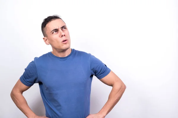 Düşünceli adam. Beyaz arkaplan, orta çekim