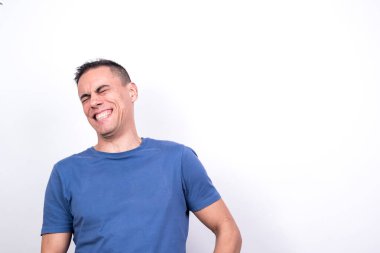 Gülen adam. Beyaz arkaplan, orta çekim