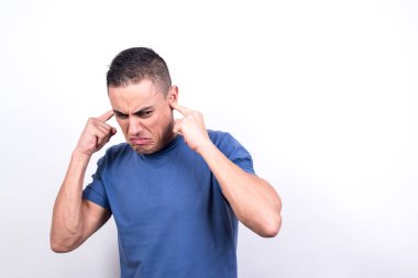 Gürültüden tiksinen adam. Beyaz arkaplan, orta çekim