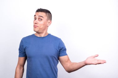 Gülümseyen adam kopyalama alanını işaret ediyor. Beyaz arkaplan, orta çekim