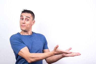 Gülümseyen adam kopyalama alanını işaret ediyor. Beyaz arkaplan, orta çekim