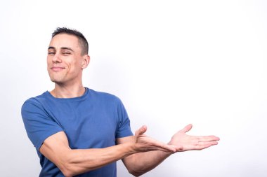 Gülümseyen adam kopyalama alanını işaret ediyor. Beyaz arkaplan, orta çekim