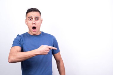 Şaşırmış bir adam kopyalama alanını işaret ediyor. Beyaz arkaplan, orta çekim