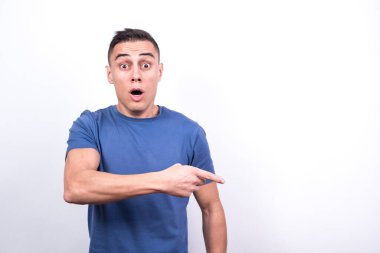 Şaşırmış bir adam kopyalama alanını işaret ediyor. Beyaz arkaplan, orta çekim