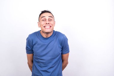 Gülümseyen ve mutlu bir adam. Beyaz arkaplan, orta çekim