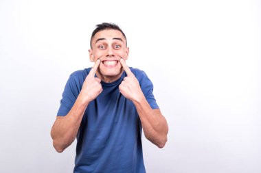 Gülümseyen ve mutlu bir adam. Beyaz arkaplan, orta çekim