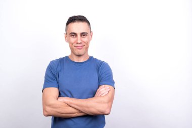 Gülümseyen ve mutlu bir adam. Beyaz arkaplan, orta çekim