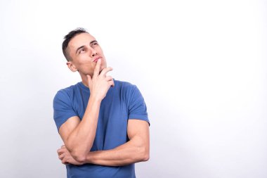 Hayalperest adam. Beyaz arkaplan, orta çekim