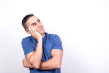 Hayalperest adam. Beyaz arkaplan, orta çekim