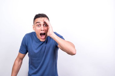 Şaşırmış bir adam. Beyaz arkaplan, orta çekim