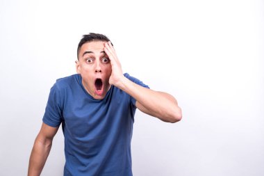 Şaşırmış bir adam. Beyaz arkaplan, orta çekim