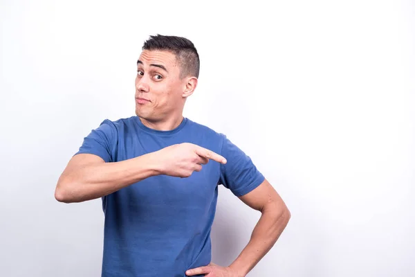 Gülümseyen adam kopyalama alanını işaret ediyor. Beyaz arkaplan, orta çekim