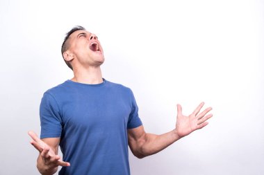 Acı çeken adam. Beyaz arkaplan, orta çekim