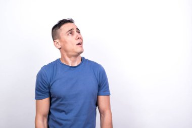 Aptal adam. Beyaz arkaplan, orta çekim