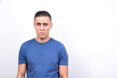Üzgün adam. Beyaz arkaplan, orta çekim
