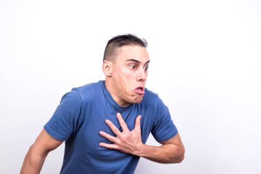 Adam kusmak üzere. Beyaz arkaplan, orta çekim