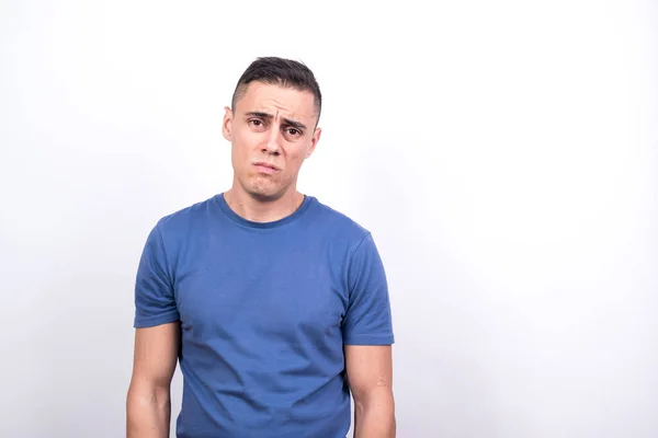 Üzgün adam. Beyaz arkaplan, orta çekim