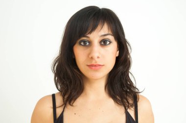 Güzel esmer kız kameraya bakıyor, beyaz arka planda, kapat.