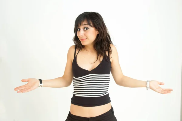 Güzel bir kız sana, uzun saçlı, beyaz arka planda, orta ölçekli bir çekim yapman gerektiğini söylüyor.