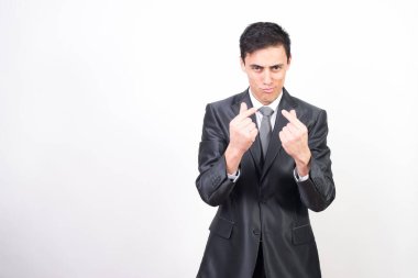 Takım elbiseli adam para karşılığı el hareketi yapmaktan bahsediyor. Beyaz arkaplan, orta çekim