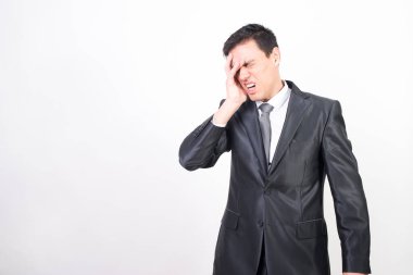 Takım elbiseli bir adam. Beyaz arka plan. ortadaki düzlem